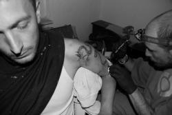1er-tattouage-en-bosnie-a-l-arrache-sur-un-chantier