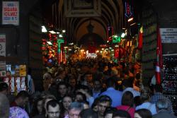 des m?ll?ers de corps empl?ssent les rues d' Istanbul. Et le 23 Mars, fete Nat?onale, plus encore...