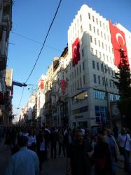 une rue touristique a istanbul, un peu rouge...